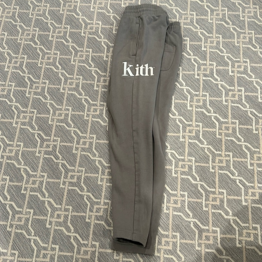 Men’s kith sweatpants with white logo in great condition. No stains or tears.